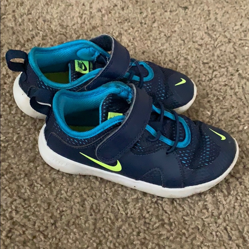 Boys Nike flex contact 3 shoes